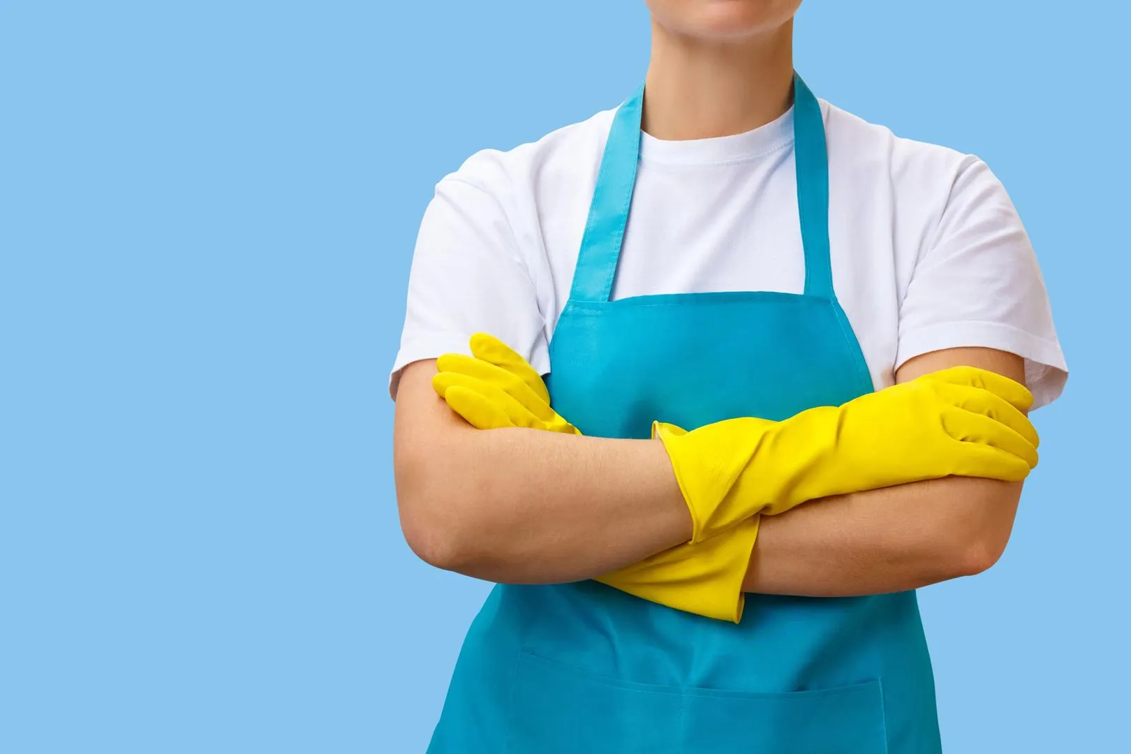 Arbeiter mit verschränkten Armen im Stehen.